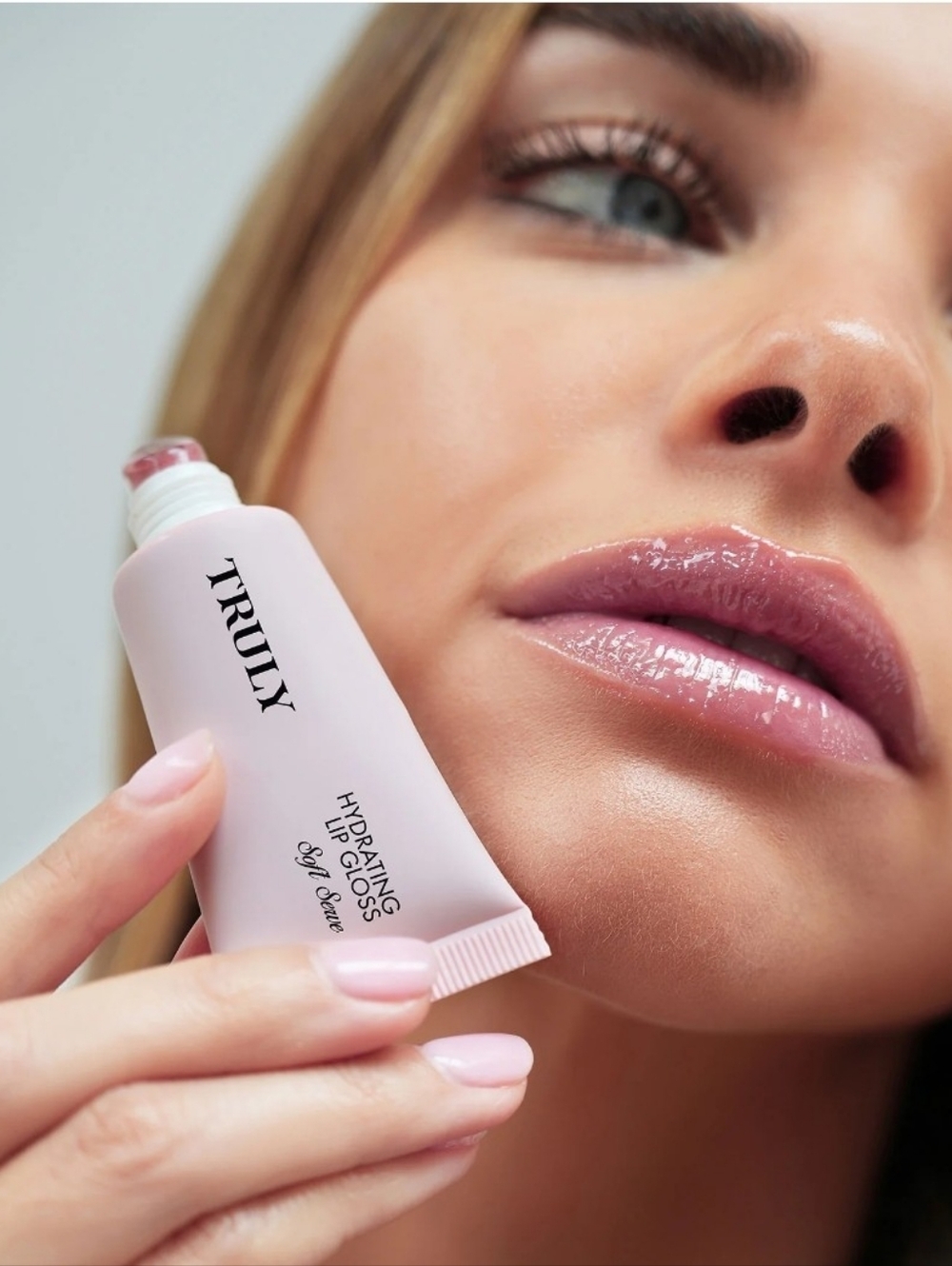 TRULY Hydrating Lip Gloss Hyaluronic Acid, Jojoba Oil & Shea Butter in Rosy Pink